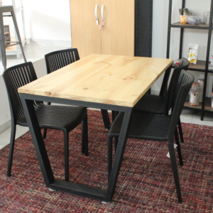 Mesa de comedor Voga 4 puestos rectangular madera pino natural y metal negro