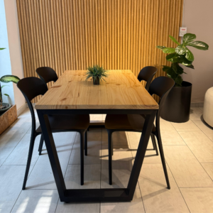 Mesa de comedor Voga 4 puestos rectangular madera pino natural y metal negro