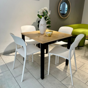 Juego mesa minimal y silla atira